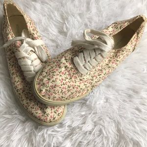 Cream/ Floral Sneaker 🌸